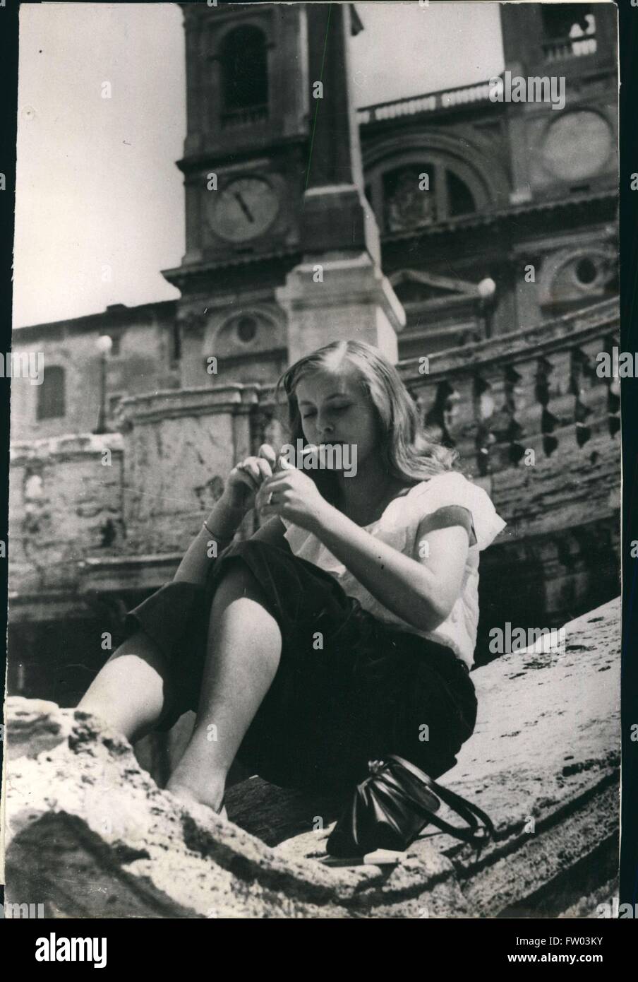 1959 - ha camminato da Berlino a Roma: Italia 'Discovers'' un altro schermo star - dopo che aveva camminato da Berlino a Roma. Marianne attesa, di 16 anni è nato a Berlino il suo padre è stato ucciso nella guerra. Marianne era determinato a far bene e camminato tutto il modo da Berlino a Roma per diventare una stella del cinema. Lei è già apparso in due grandi film italiani ''Benvenuto reverendo'' e ''Parriera un Nord". Mostra fotografica di Marianne la schermata nuova stella prende un riposo sulla Plaza © Keystone Pictures USA/ZUMAPRESS.com/Alamy Live News Foto Stock