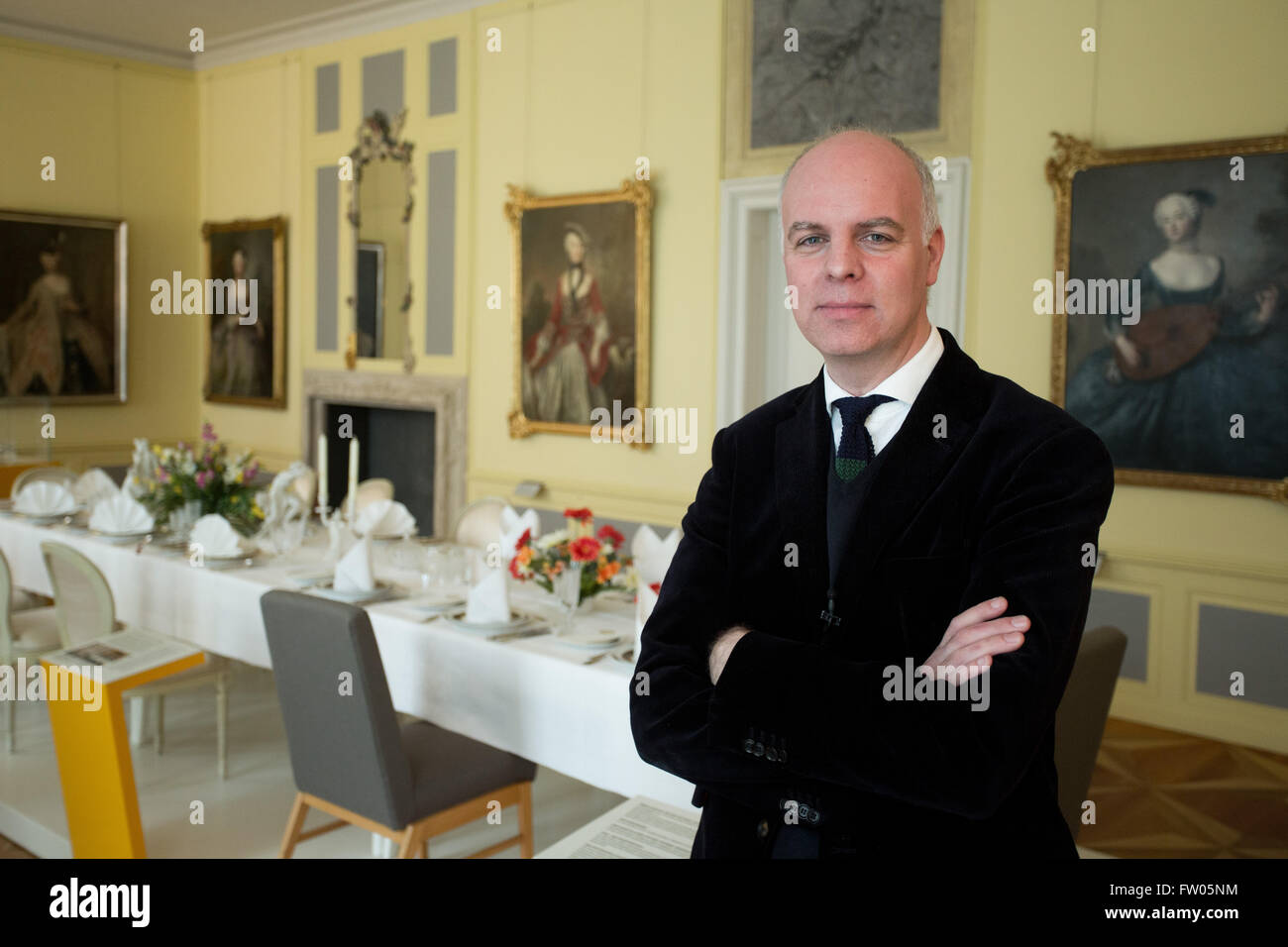 Berlino, Germania. 31 Mar, 2016. Curatore Joerg Kirschstein pone nella mostra "palazzi per lo Stato ospite. Le visite di Stato in Germania divisa' nel Palazzo Schoenhausen a Berlino, Germania, 31 marzo 2016. Dal 01 aprile fino al 03 luglio 2016, la Fondazione dei Castelli e dei Giardini Prussiani Berlino-brandeburgo è la mostra nel palazzo Schoenhausen. Il Schoenhausen Palace è stato il guest house della Repubblica democratica tedesca tra il 1966 e il 1990. Foto: JOERG CARSTENSEN/dpa/Alamy Live News Foto Stock