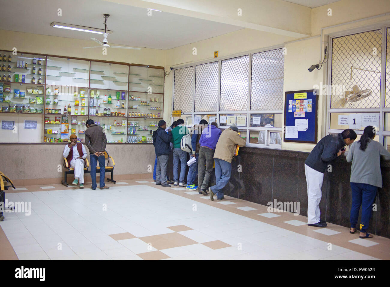 Haridwar, Uttaranchal, India. 15 Feb, 2016. 15 feb 2016 - Haridwar, INDIA.La medicina Ayurvedica & herbal food banchi di vendita presso l Ospedale di Patanjali a Haridwar. © Subhash Sharma/ZUMA filo/Alamy Live News Foto Stock