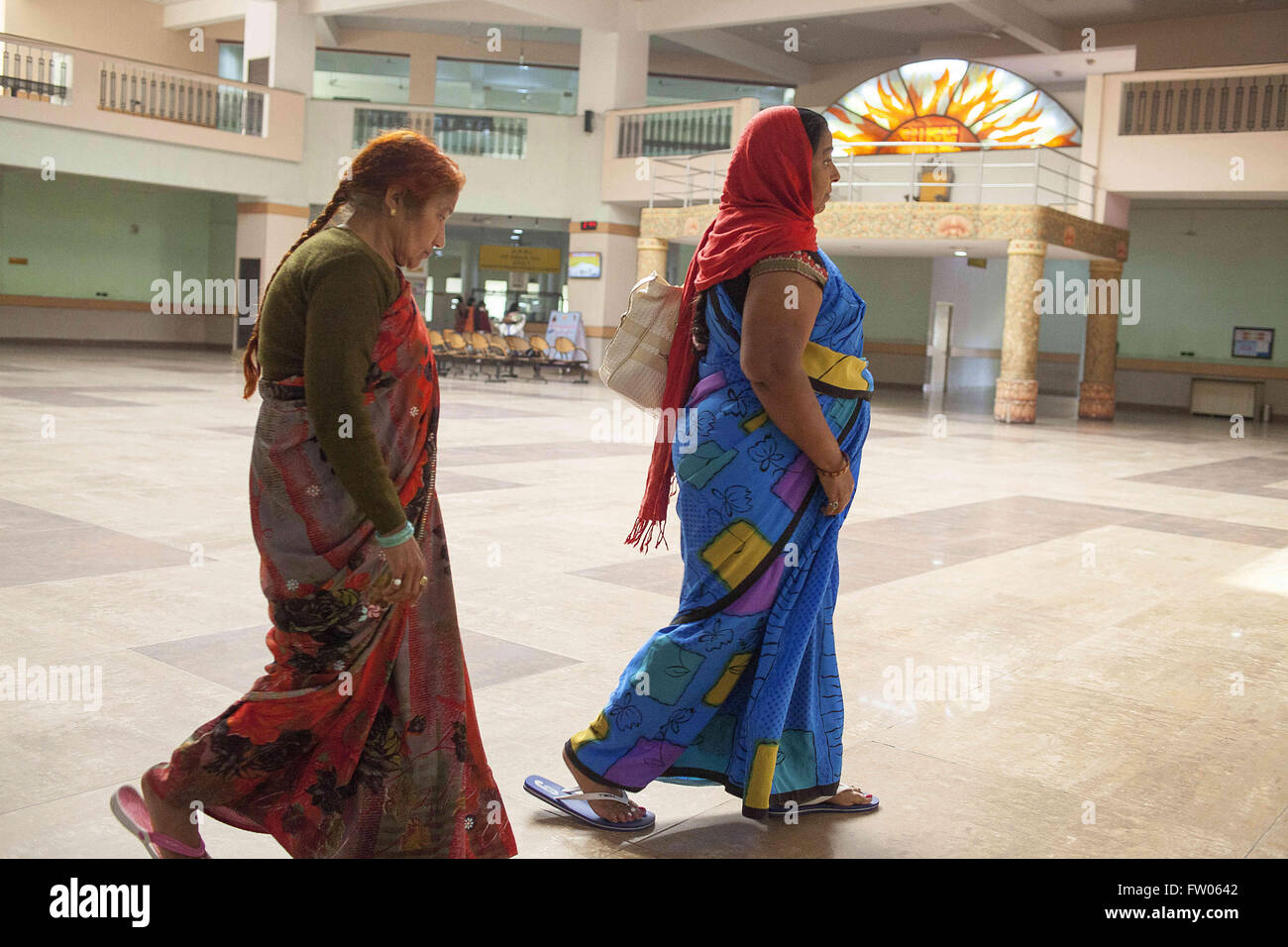 Haridwar, Uttaranchal, India. 15 Feb, 2016. 15 feb 2016 - Haridwar, INDIA.i pazienti a piedi verso l'OPD unità per la consultazione con i medici ayurvedici. © Subhash Sharma/ZUMA filo/Alamy Live News Foto Stock