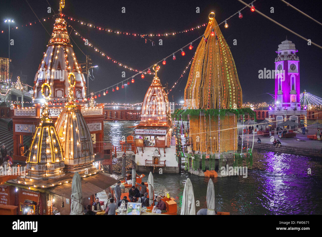 Haridwar, Uttaranchal, India. 15 Feb, 2016. 15 feb 2016 - Haridwar, INDIA.Vista della città del tempio a Haridwar. Haridwar è uno dei più santissimo luoghi indù in India. © Subhash Sharma/ZUMA filo/Alamy Live News Foto Stock