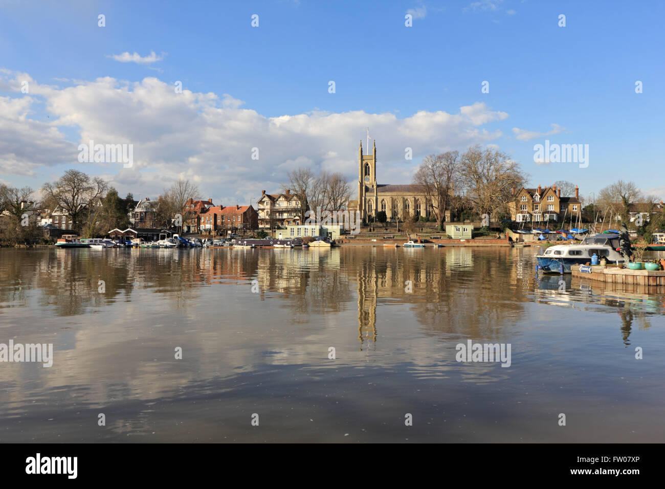 Hampton, Londra, Regno Unito. Il 31 marzo 2016. I cieli blu sulla chiesa di Santa Maria accanto al Fiume Tamigi a Hampton, Londra. Credito: Julia Gavin UK/Alamy Live News Foto Stock