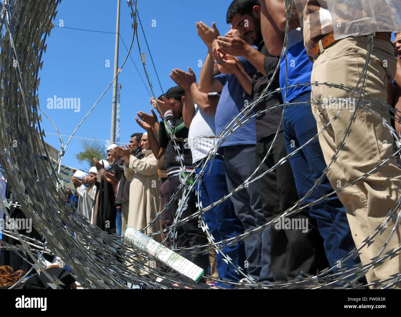 Baghdad in Iraq. 31 Mar, 2016. I sostenitori di iracheni chierico sciita Muqtada al-Sadr prendere parte a una dimostrazione e sit-in contro la corruzione in zona verde gates a Baghdad, Iraq, il 31 marzo 2016. © Khalil Dawood/Xinhua/Alamy Live News Foto Stock