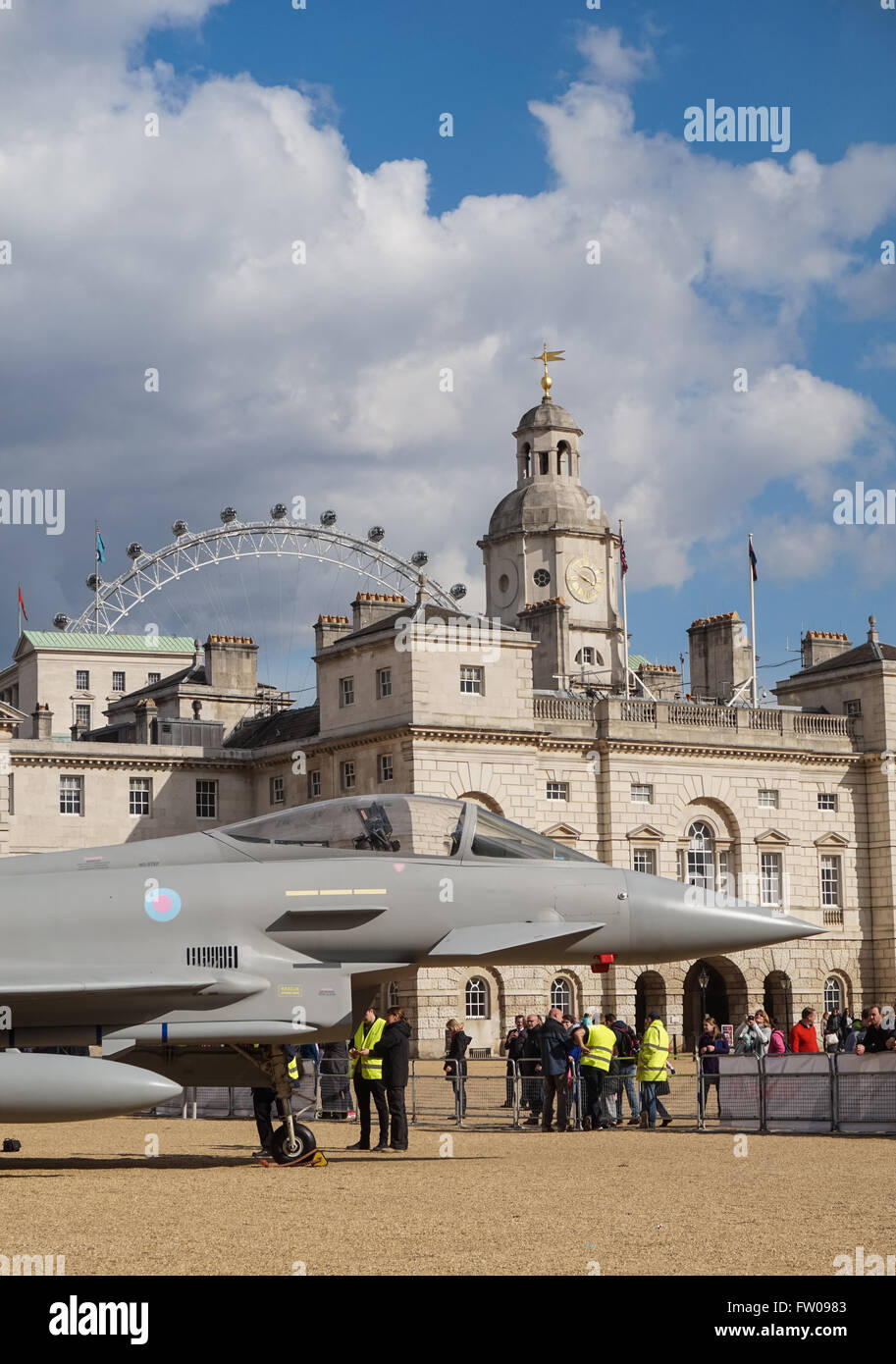 Full-size replica di un Eurofighter Typhoon esposto presso la sfilata delle Guardie a Cavallo a Londra in occasione del centenario del RAF, Londra England Regno Unito Regno Unito Foto Stock