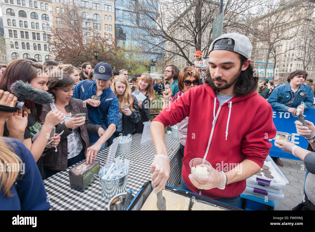 Union Square Park, New York, Stati Uniti d'America. Il 31 marzo, 2016. Volontari scoop " Bernie anelito dell' gelato a Bernie Sanders sostenitori schierate in Union Square Park a New York il giovedì 31 marzo, 2016. Ben Cohen e Jerry Greenfield, fondatori del gelato Ben & Jerry, creato "Bernie anelito dell' gelato sotto un 'Ben migliore del marchio" a sostegno di Sanders e regalato centinaia di sundaes a Sanders' sostenitori all'evento. Il gelato è la vaniglia con un disco di cioccolato sulla parte superiore che rappresenta il divario tra il 1%, il cioccolato e il 99% la vaniglia. Credito: Richard Levine/Alamy vivere nuove Foto Stock