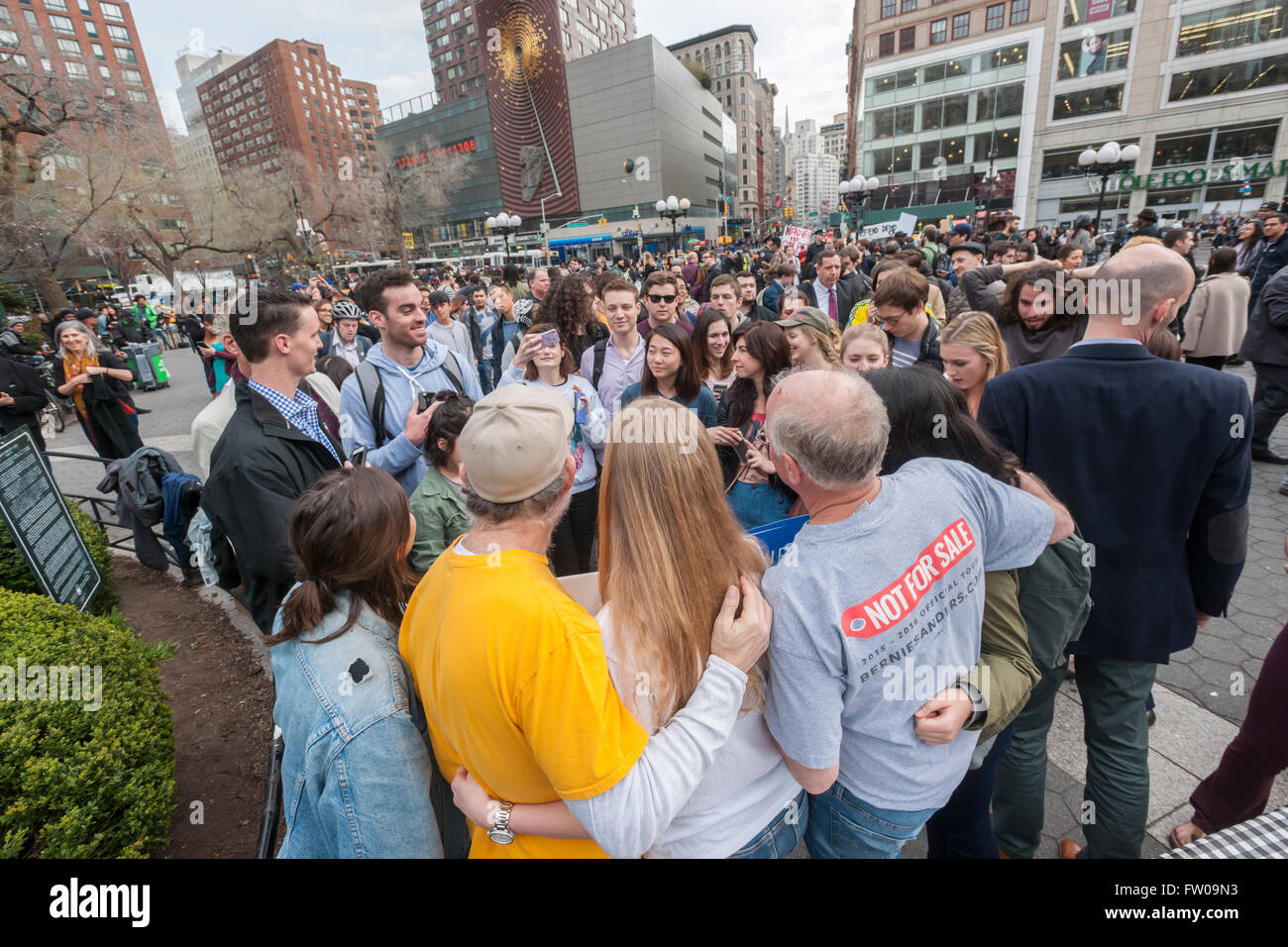 Union Square Park, New York, Stati Uniti d'America. Il 31 marzo, 2016. Ben Cohen, destra e Jerry Greenfield, sinistra, fondatori del gelato Ben & Jerry posano con Bernie Sanders sostenitori in Union Square Park a New York il giovedì 31 marzo, 2016. Il duo di caseificio creato "Bernie anelito dell' gelato sotto un 'Ben migliore del marchio" a sostegno di Sanders e regalato centinaia di sundaes a Sanders' sostenitori all'evento. Il gelato è la vaniglia con un disco di cioccolato sulla parte superiore che rappresenta il divario tra il 1%, il cioccolato e il 99% la vaniglia. Credito: Richard Levine/Alamy Live News Foto Stock