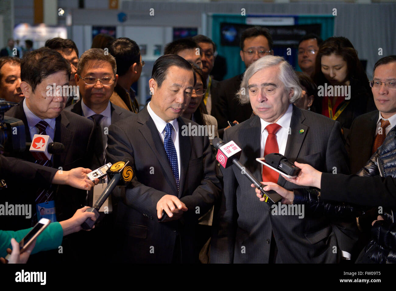 Washington, DC, Stati Uniti d'America. 31 Mar, 2016. Stati Uniti Segretario di energia Ernest Moniz (R, anteriore), accompagnata da Xu Dazhe (L, anteriore), la testa della Cina per l'Energia Atomica (CAEA), visite il Padiglione Cinese al vertice nucleare Expo presso la Walter E. Washington Convention Center di Washington, DC, Stati Uniti, 31 marzo 2016. Stati Uniti Segretario di energia Ernest Moniz giovedì ha parlato molto del ruolo della Cina nel rafforzamento della sicurezza nucleare. Credito: Yin Bogu/Xinhua/Alamy Live News Foto Stock