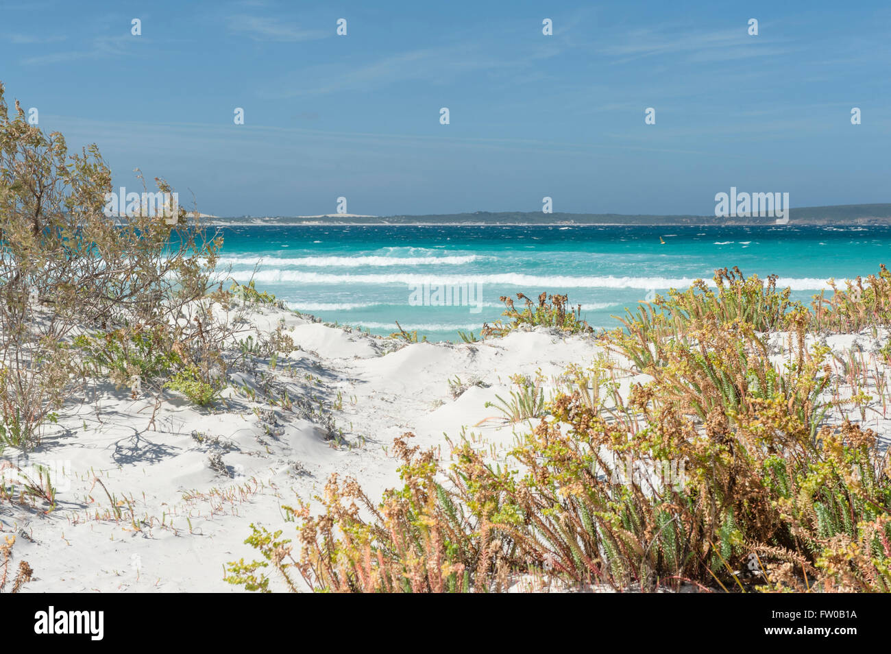 Spiaggia di sabbia bianca della spiaggia principale di Bremer Bay, una piccola località balneare sulla costa sud dell'Australia Occidentale Foto Stock