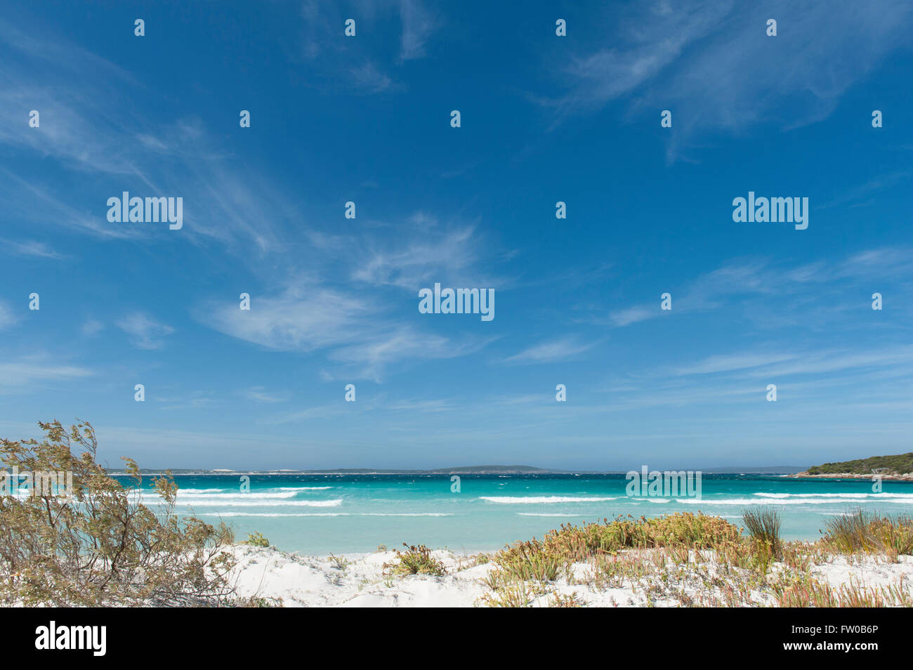 Spiaggia di sabbia bianca della spiaggia principale di Bremer Bay, una piccola località balneare sulla costa sud dell'Australia Occidentale Foto Stock