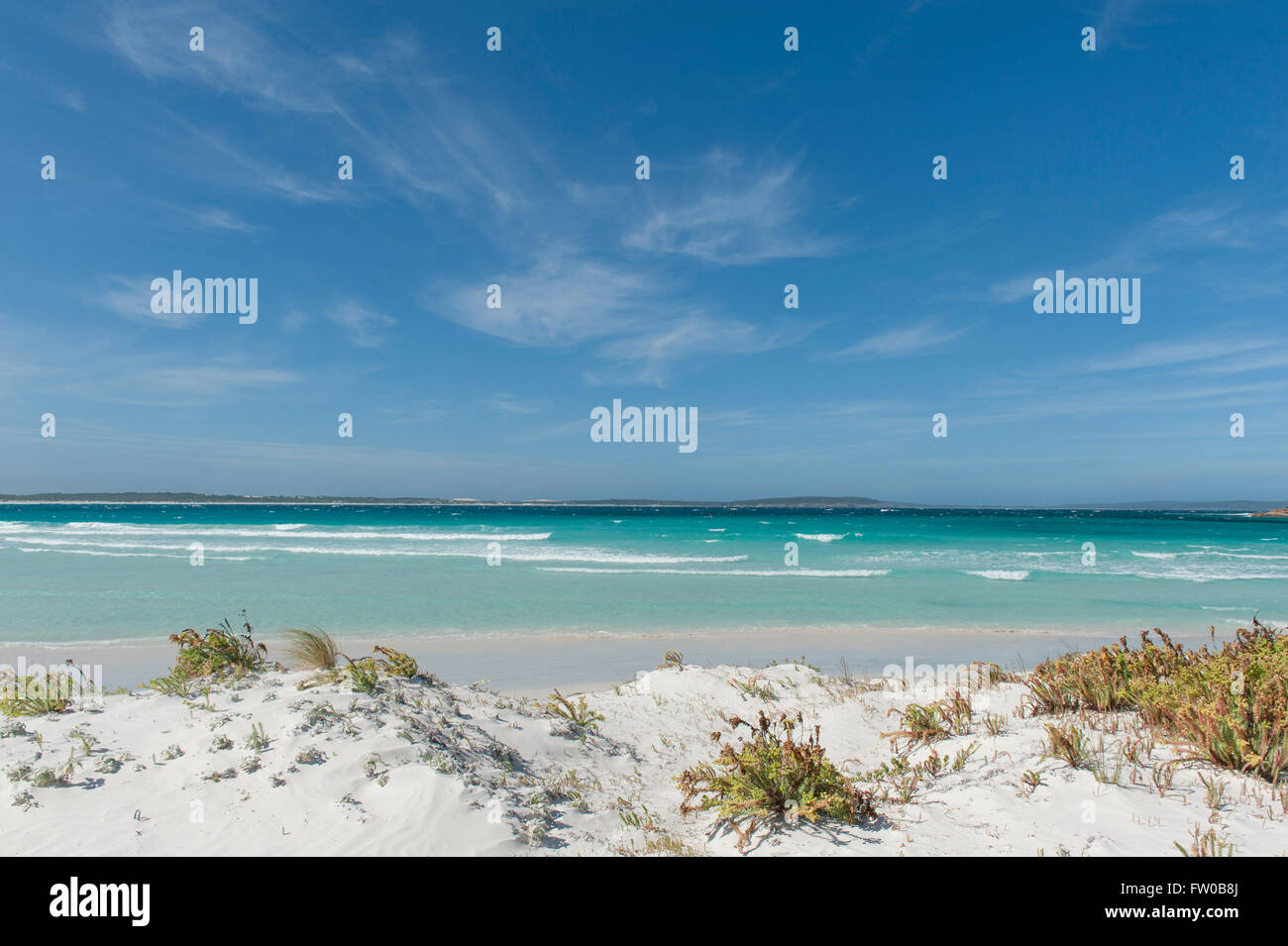 Spiaggia di sabbia bianca della spiaggia principale di Bremer Bay, una piccola località balneare sulla costa sud dell'Australia Occidentale Foto Stock