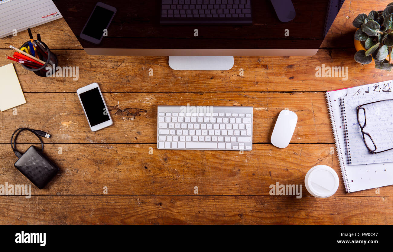 Scrivania con vari gadget e forniture per ufficio. Lay piatto Foto stock -  Alamy