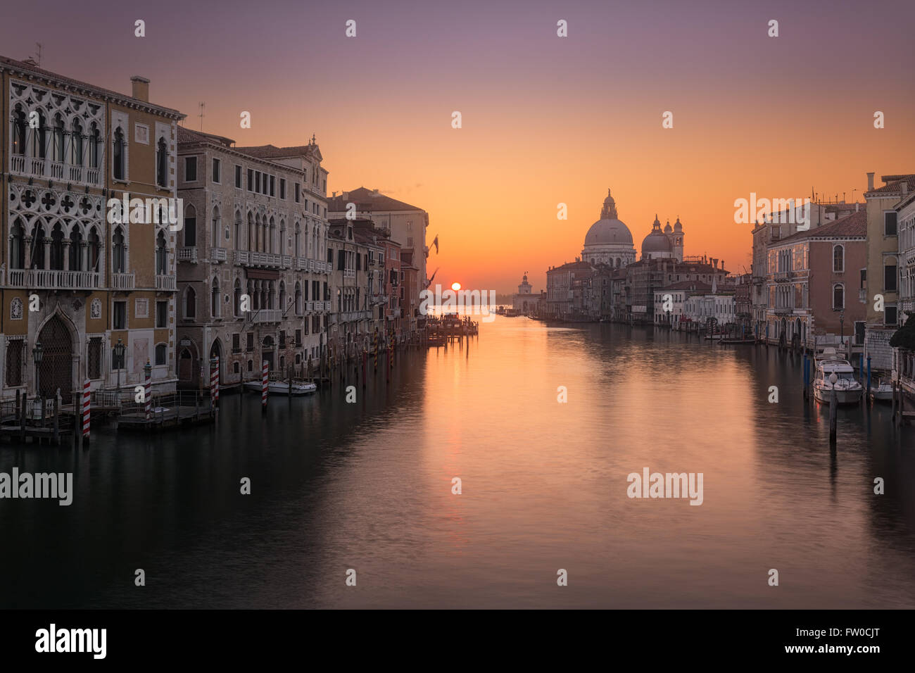 Bellissima alba sul Canal Grande a Venezia che guarda verso la Basilica di Santa Maria della Salute Foto Stock
