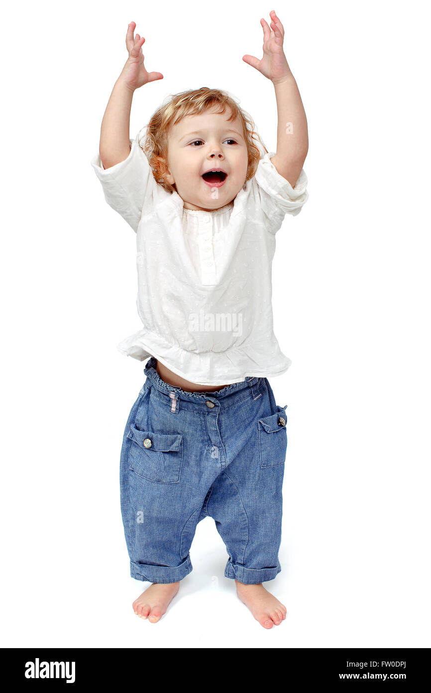 Giovani il bambino in piedi ad applaudire in interni e sorridente Foto Stock