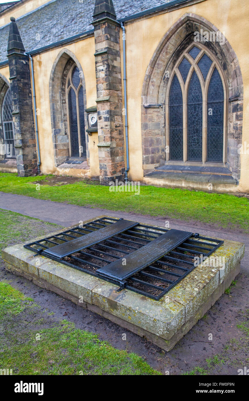 Una gabbia di ferro (noto come mortsafe) la copertura di una tomba nel cimitero di Greyfriars a Edimburgo, Scozia. Mortsafes erano utilizzati per il 1 Foto Stock