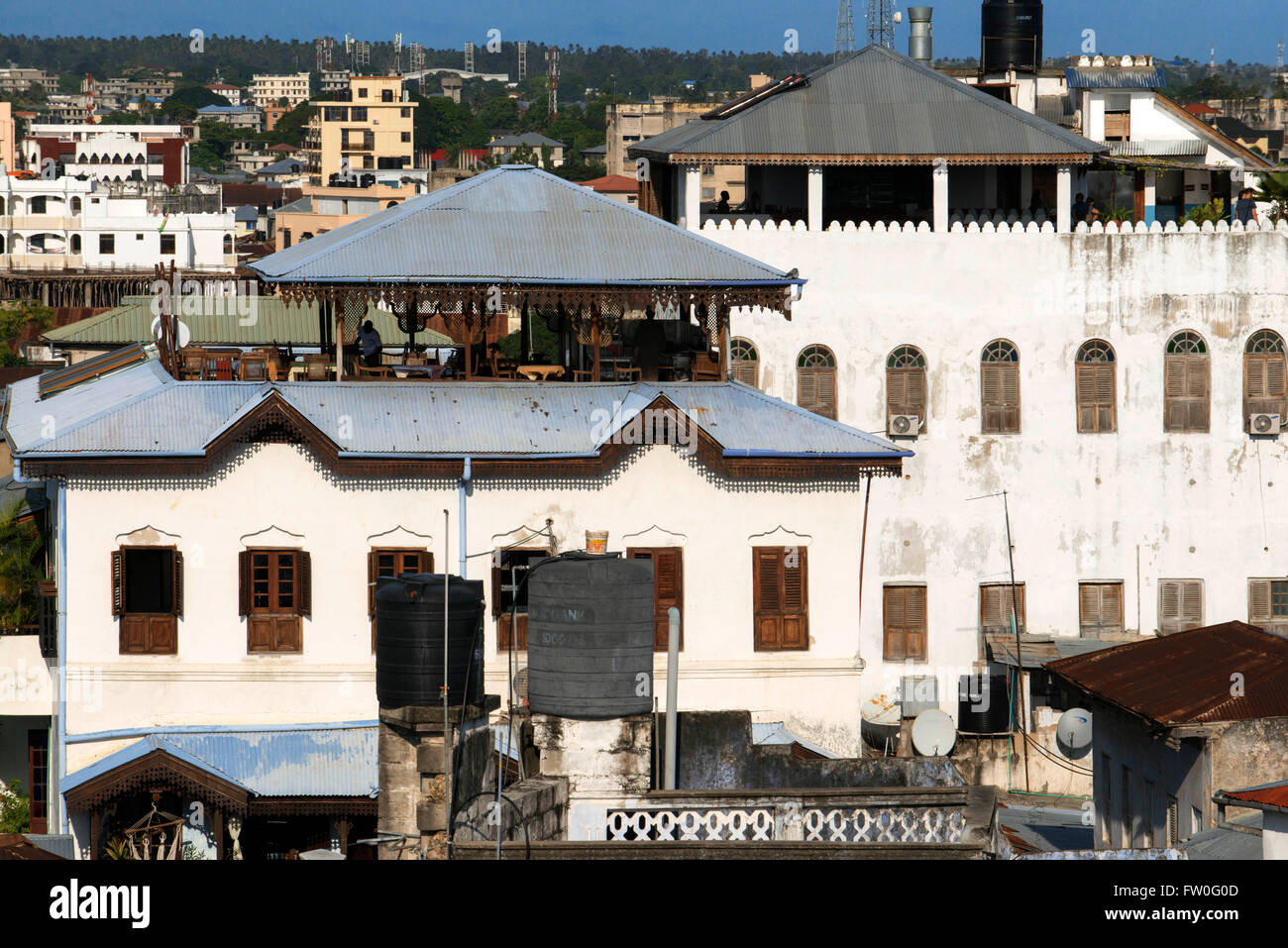 Un design tipico delle case coloniali nel centro di Stone Town Zanzibar, Tanzania. Il tramonto invita a cercare qualche terrazza o Foto Stock