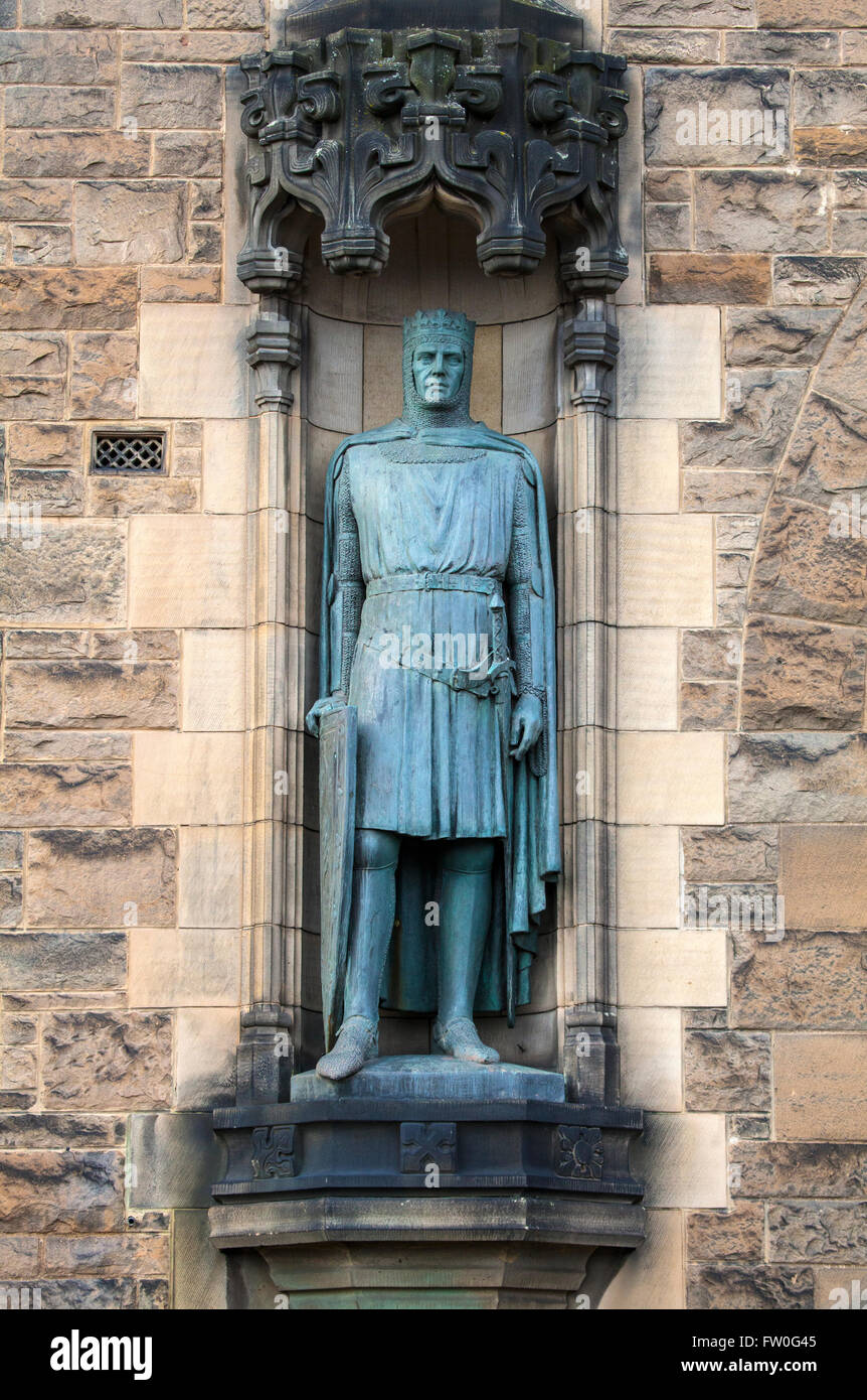 Una statua del Re Roberto Bruce sulla facciata del castello di Edimburgo in Scozia. Foto Stock