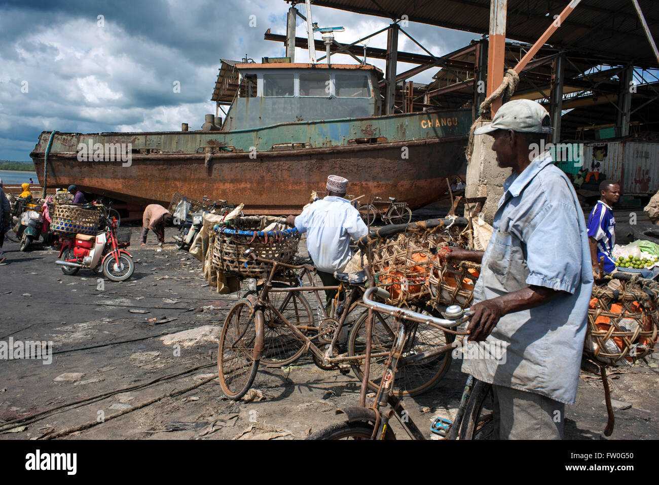 Duro lavoro dei lavoratori nel harbur di Stone Town Zanzibar Tanzania Foto Stock