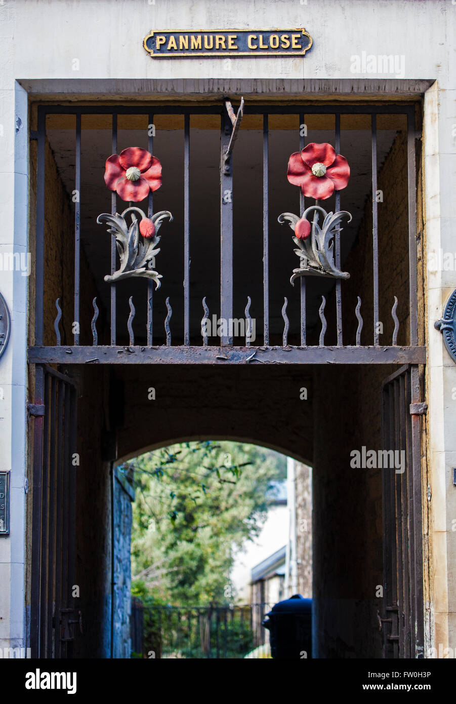 Sculture di papavero sopra la porta di ingresso per la storica Panmure vicino a Edimburgo, Scozia. La chiusura è stata l'ex casa di lady Foto Stock