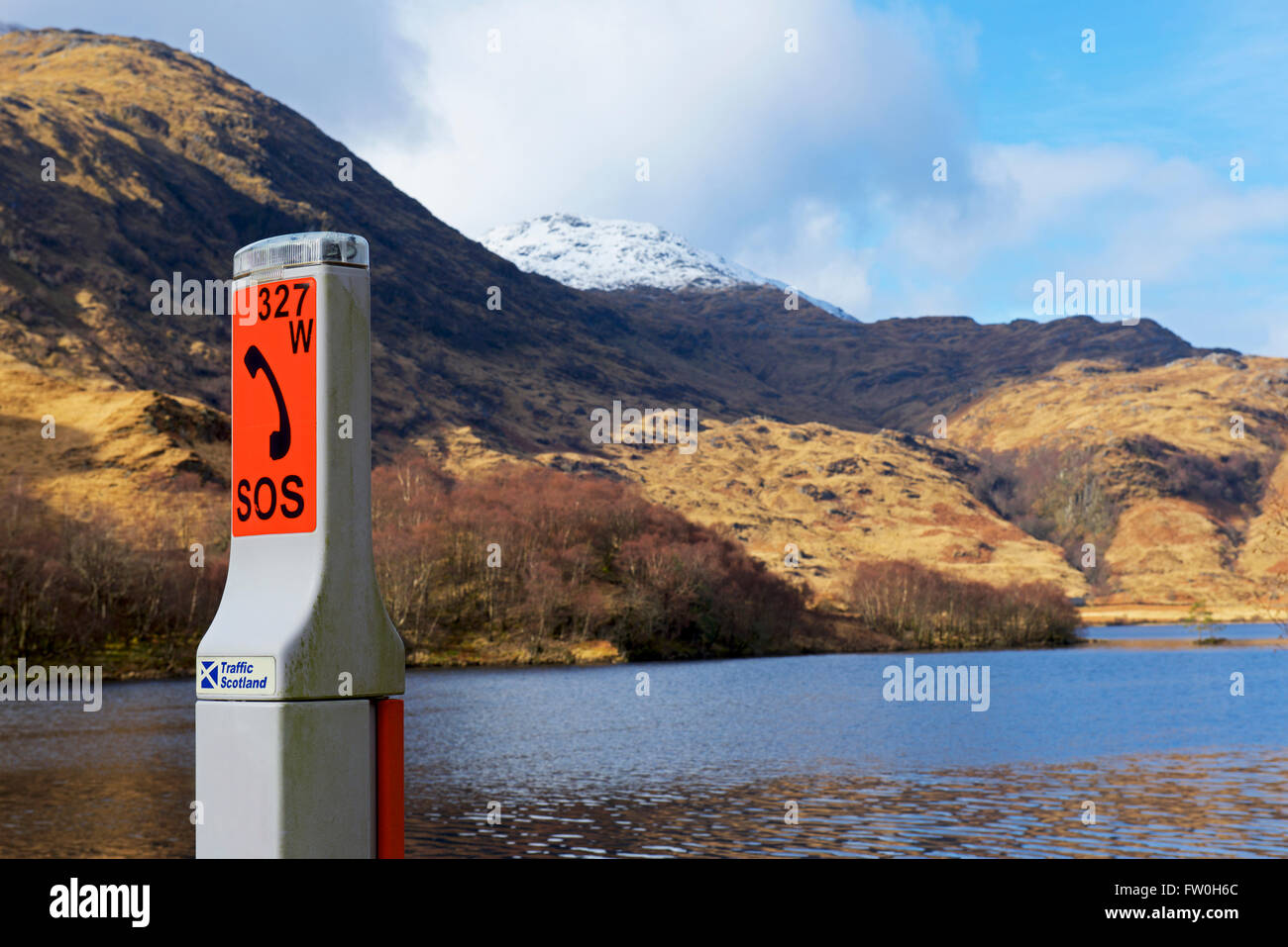 Telefono SOS segno accanto a Loch Elit vicino Lochailnort, Highlands scozzesi, Scotland Regno Unito Foto Stock