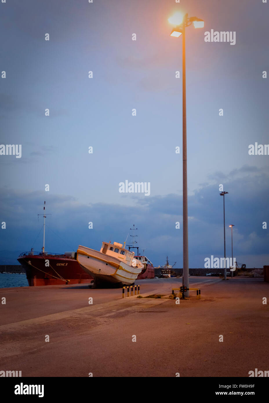 Lamplit scena di barche di notte ormeggiati in porto di Kalamata, Peloponneso e Grecia, la capitale e porto centrale di Messinia, un antico sito farie. Foto Stock Lamplit scena di barche di notte ormeggiati in porto di Kalamata, Peloponneso e Grecia, la capitale e porto centrale di Messinia, un antico sito farie. Foto Stock