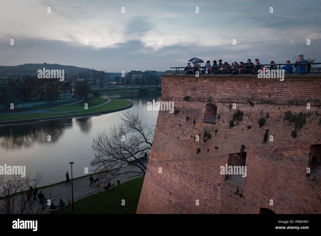 Lookout dal gotico castello di Wawel sul colle di Wawel, affacciato sul fiume Vistola a Cracovia, in Polonia minore Foto Stock Lookout dal gotico castello di Wawel sul colle di Wawel, affacciato sul fiume Vistola a Cracovia, in Polonia minore Foto Stock