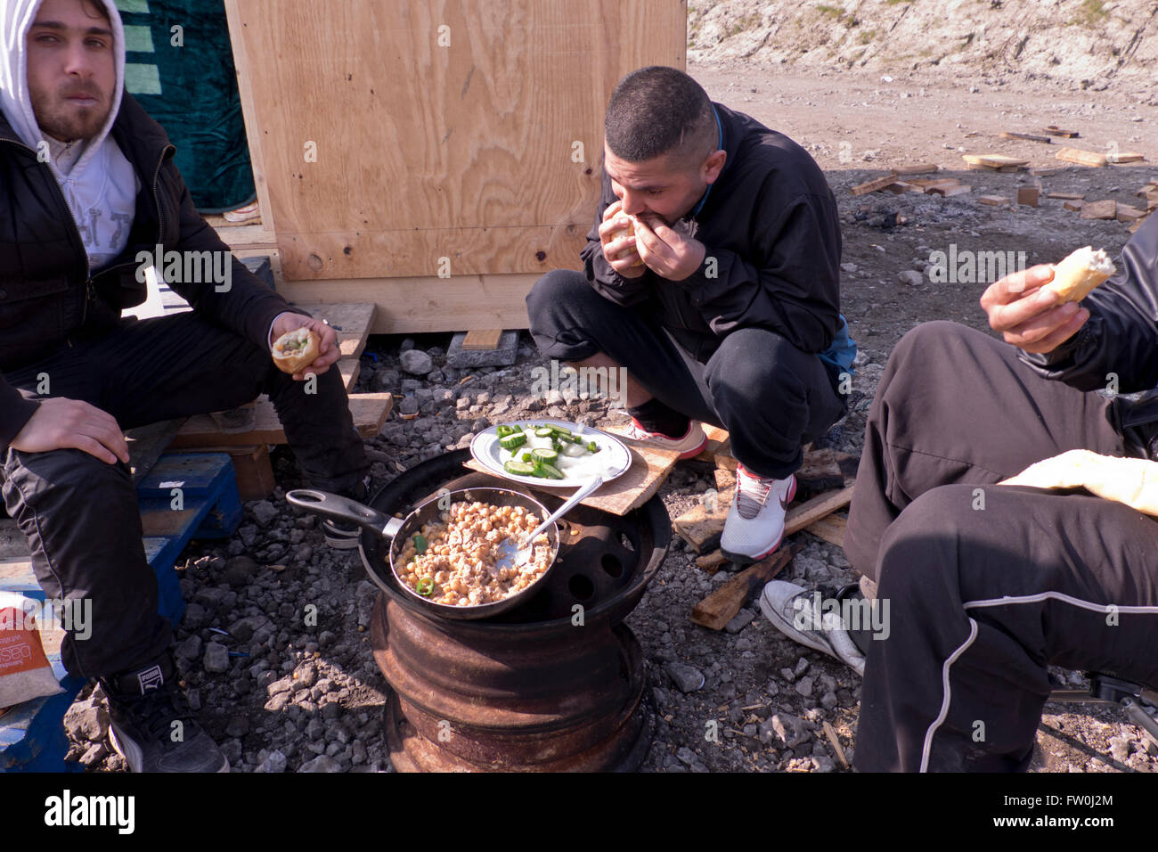 Il recentemente occupata Refugee Camp in Grande-Synthe Dunkerque con cabine di legno. Marzo 2016. Costruito da Medecins sans frontieres (MSF) Foto Stock