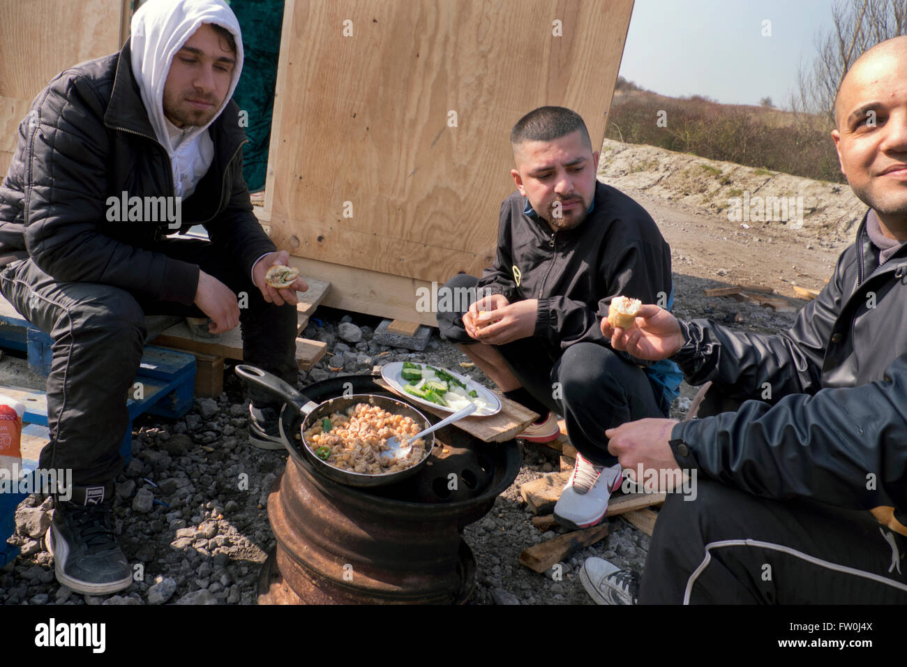 Il recentemente occupata Refugee Camp in Grande-Synthe Dunkerque con cabine di legno. Marzo 2016. Costruito da Medecins sans frontieres (MSF) Foto Stock