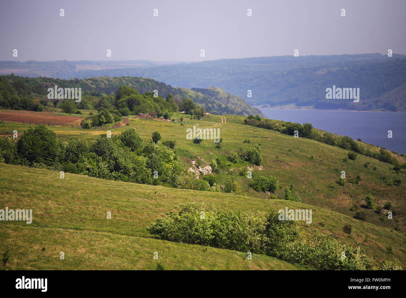 La molla soleggiate colline sulla riva del fiume, e l'Ucraina Foto Stock