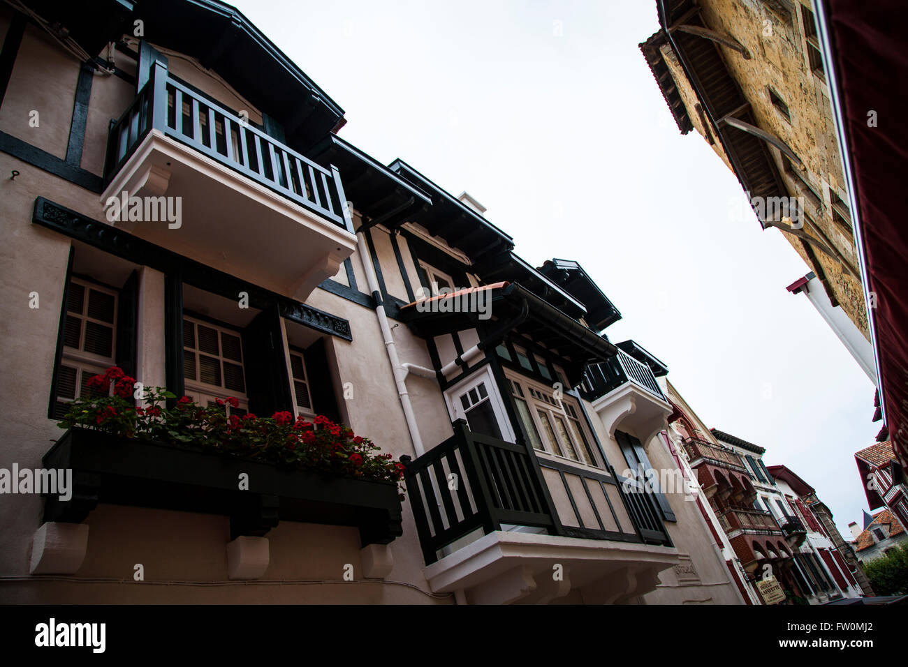 Tipica casa basco in St Jean de Luz, Paese Basco, Francia Foto Stock