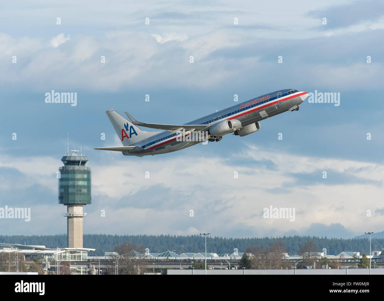 American Airlines Boeing 737-823 decollare da YVR dall'Aeroporto Internazionale di Vancouver Foto Stock