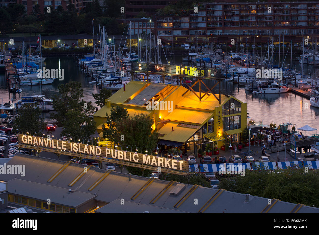 Granville Island il Mercato Pubblico e marina di notte, Vancouver. Foto Stock
