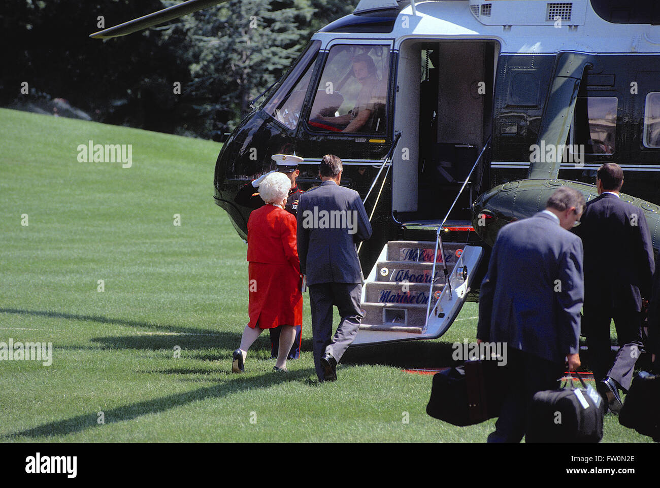 Washington, DC, Stati Uniti d'America, 1991 Presidente George H.W. Bush e la First Lady Barbara Bush Marina scheda di quella che sarà in grado di volare a Andrews AFB a continuare sulla via Air Force One a Kennebunkport Maine come cominciano le loro vacanze estive. Credito: Mark Reinstein Foto Stock