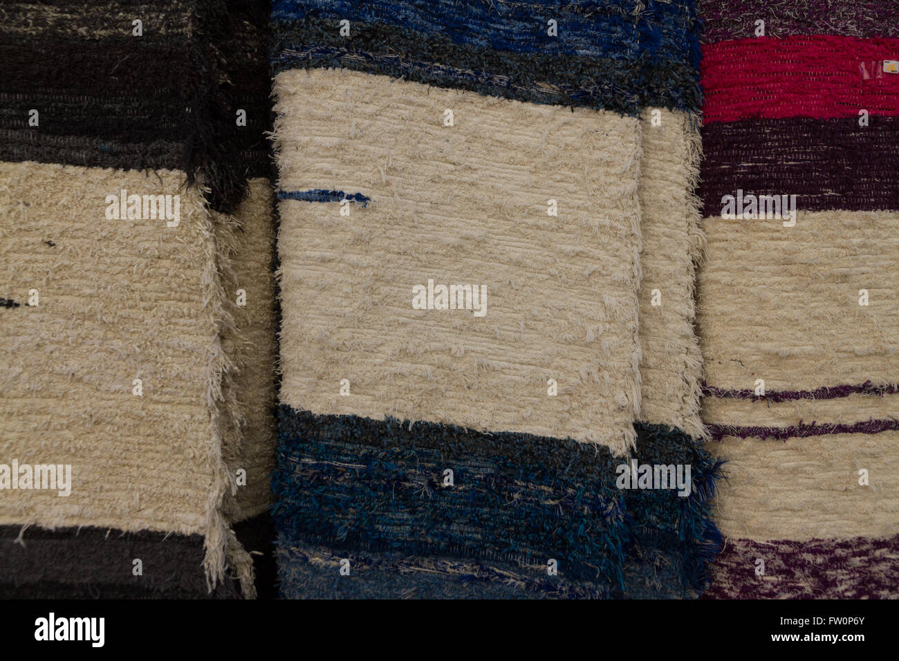 I tappeti tradizionali appendere fuori shopes nel villaggio andaluso di Pampaneira nella Alpujarras Foto Stock