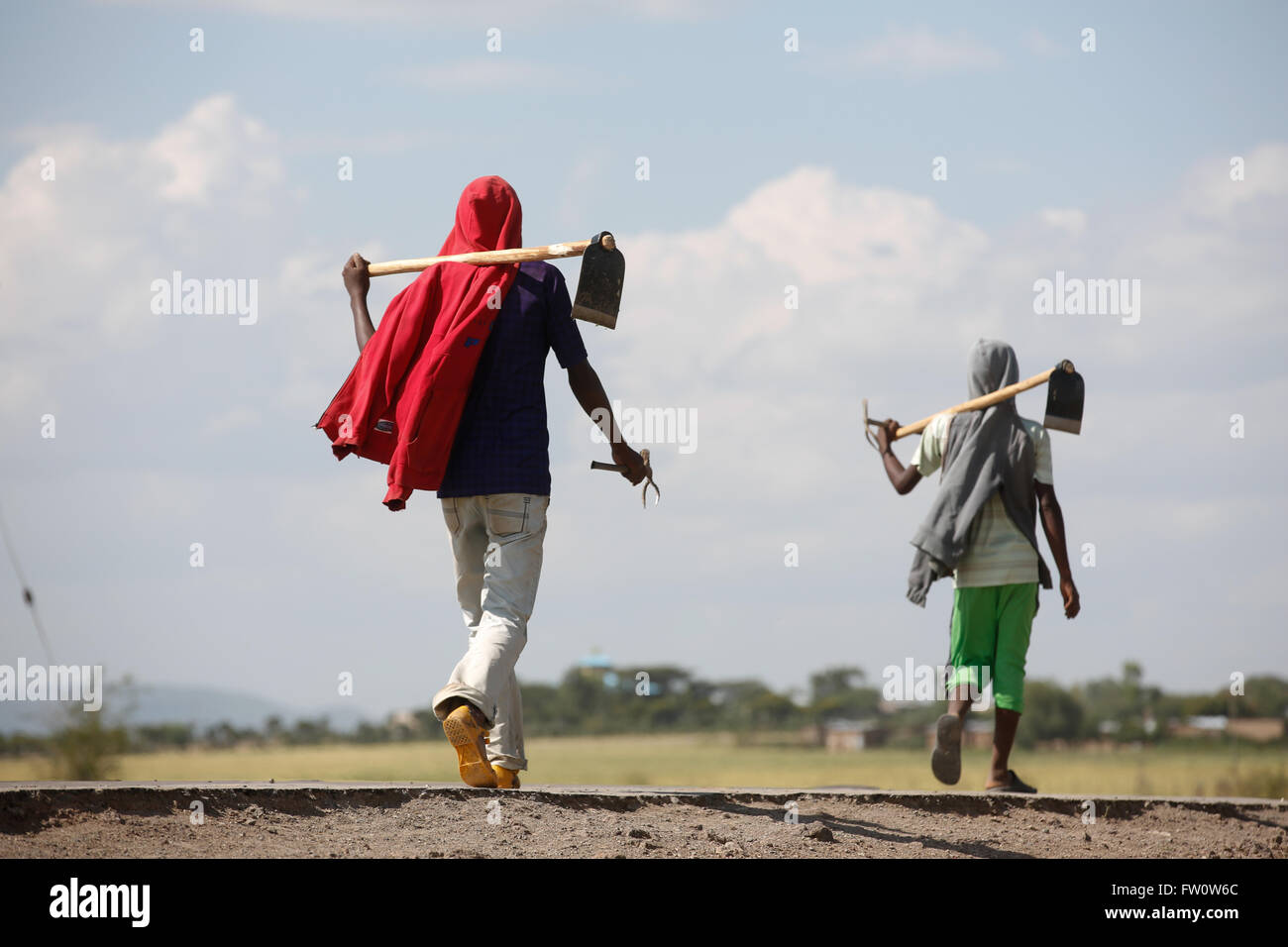 Strada di Ziway, Etiopia, ottobre 2013 giorno agricoli operai a casa a piedi vicino a Ziway. Foto Stock