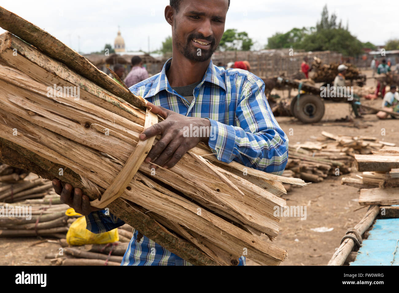 Meki città mercato, Etiopia, ottobre 2013 Ifa Abe, 27 e Guma Oda, 25, vendita di legno tagliato dalla foresta. Foto Stock