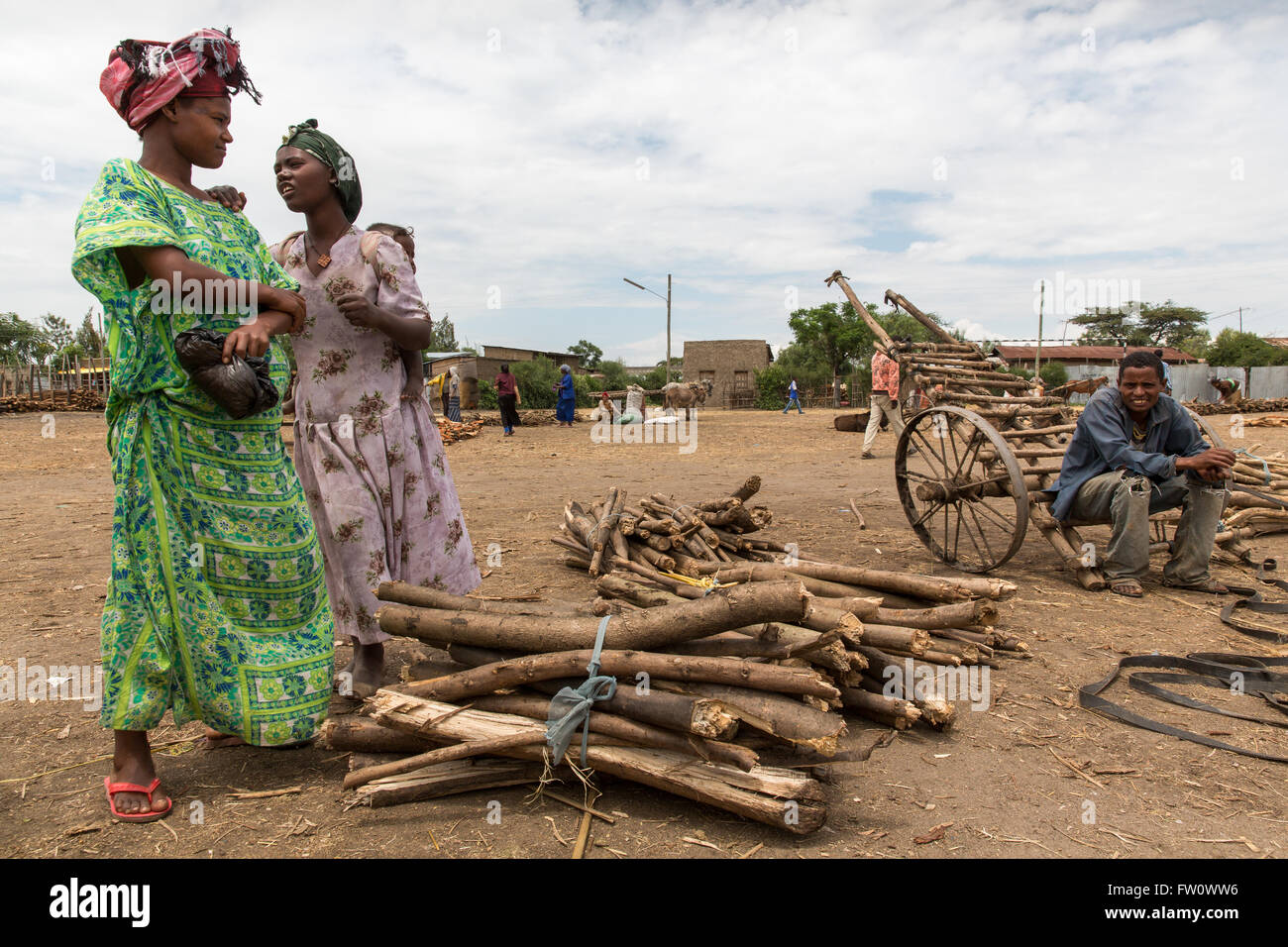 Meki città mercato, Etiopia, Ottobre 2013: Donne cercando di acquistare legna al mercato, ma il prezzo di questi pacchetti è troppo alta. Foto Stock