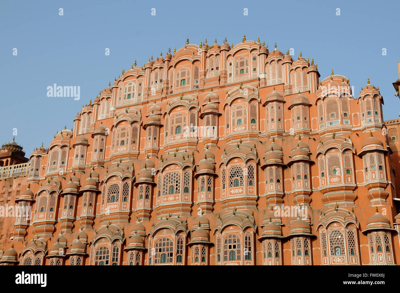 La facciata del Hawa Mahal il palazzo dei venti, a Jaipur, capitale dello stato del Rajasthan in India del Nord. Foto Stock