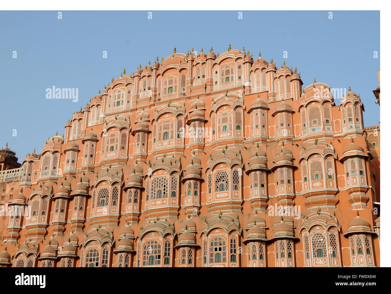 La facciata del Hawa Mahal il palazzo dei venti, a Jaipur, capitale dello stato del Rajasthan in India del Nord. Foto Stock
