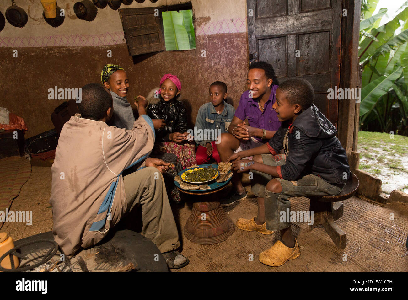 Gurage, Etiopia, ottobre 2013 Tedela Asfew e la sua famiglia avente un pasto in comune. Foto Stock