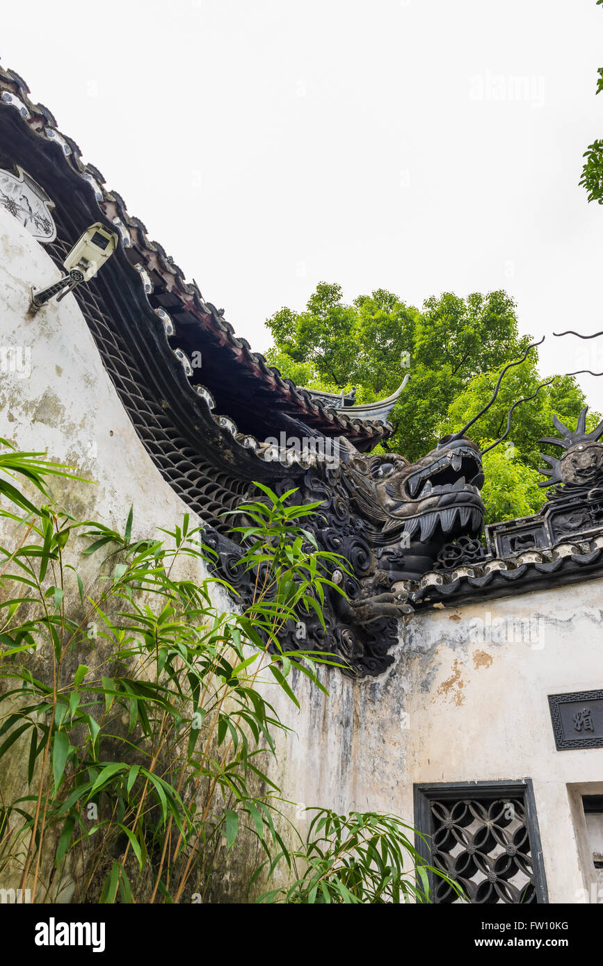 Dragon dettaglio sulla parete in Il Giardino di Yuyuan, Shanghai in Cina Foto Stock