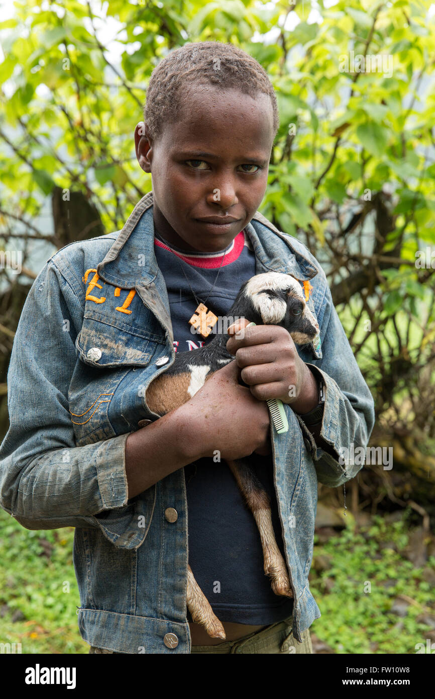 Villaggio Gibi Gurage, Etiopia, ottobre 2013 Wubshat Ibhat, 15, per la sua strada di casa con un agnello è nata questa mattina. Foto Stock