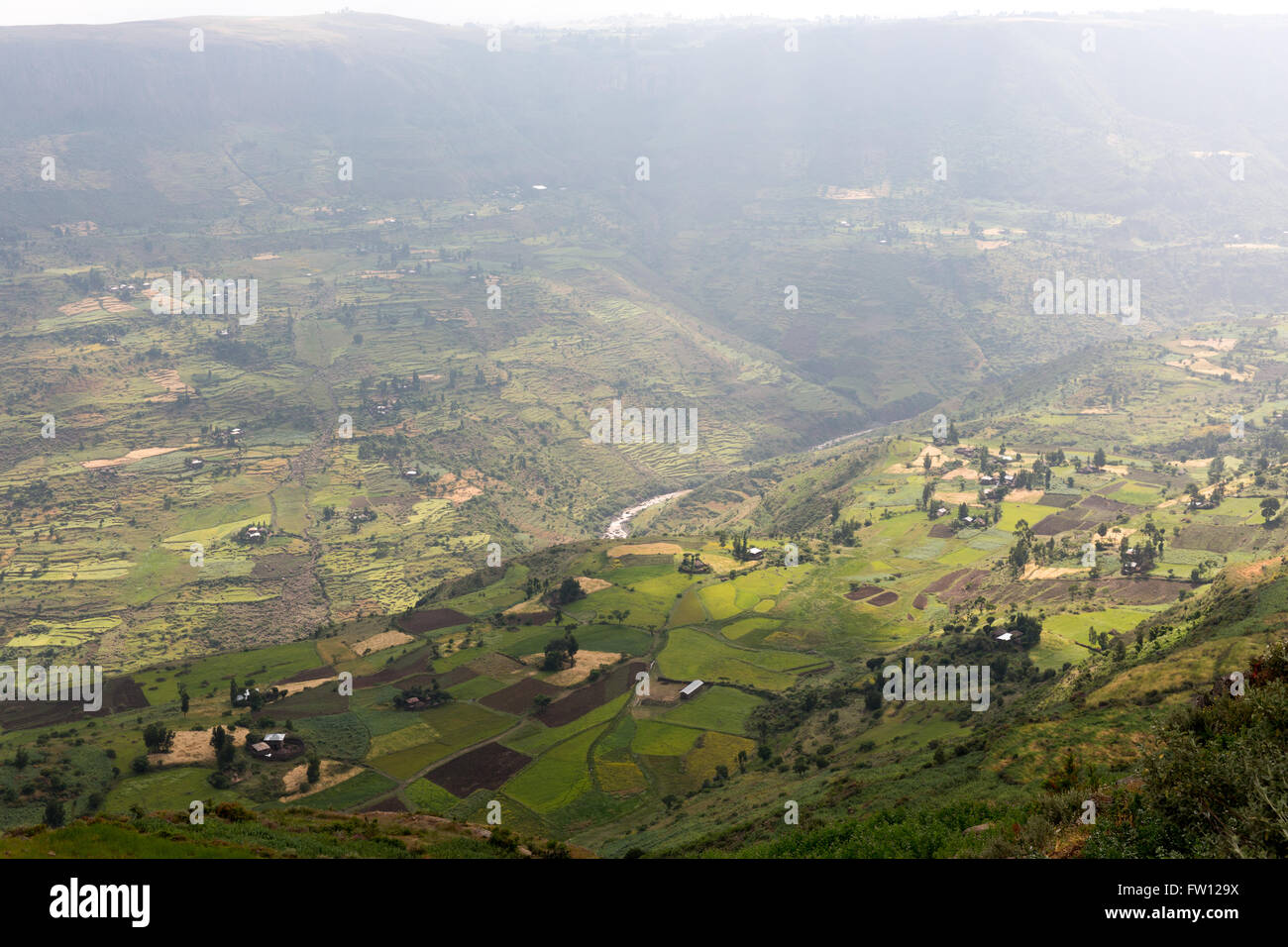 Nord Shewe, Amhara, Etiopia, Ottobre 2013: intensamente coltivate colline del Berese River Valley. . Foto Stock