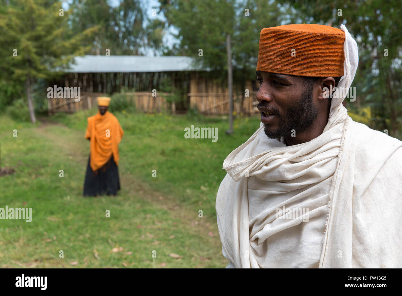 Deneba, Amhara, Ehiopia Ottobre 2013: sacerdoti copti presso il monastero Batamariam, stabilita dal sacerdote Abamengistu nel 2000. Foto Stock