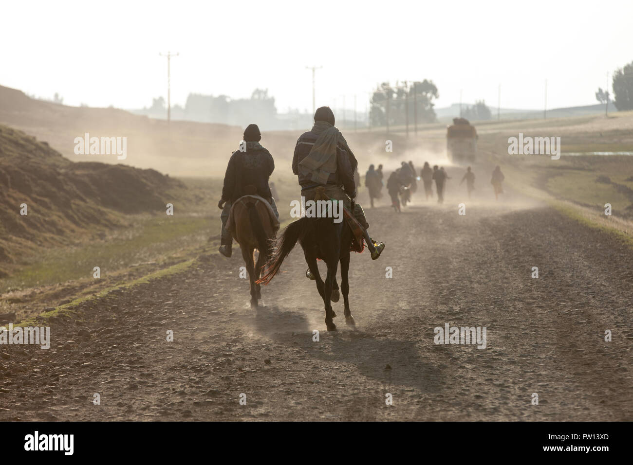 Nord Shewa, Amhara, Etiopia, Ottobre 2013: due agricoltori in sella ai loro cavalli. Foto Stock