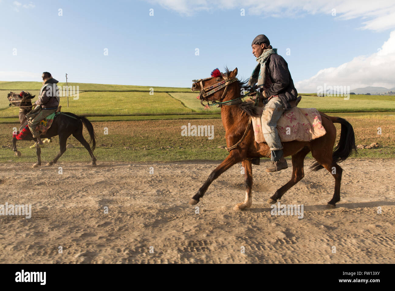 Nord Shewa, Amhara, Etiopia, Ottobre 2013: due agricoltori in sella ai loro cavalli. Foto Stock
