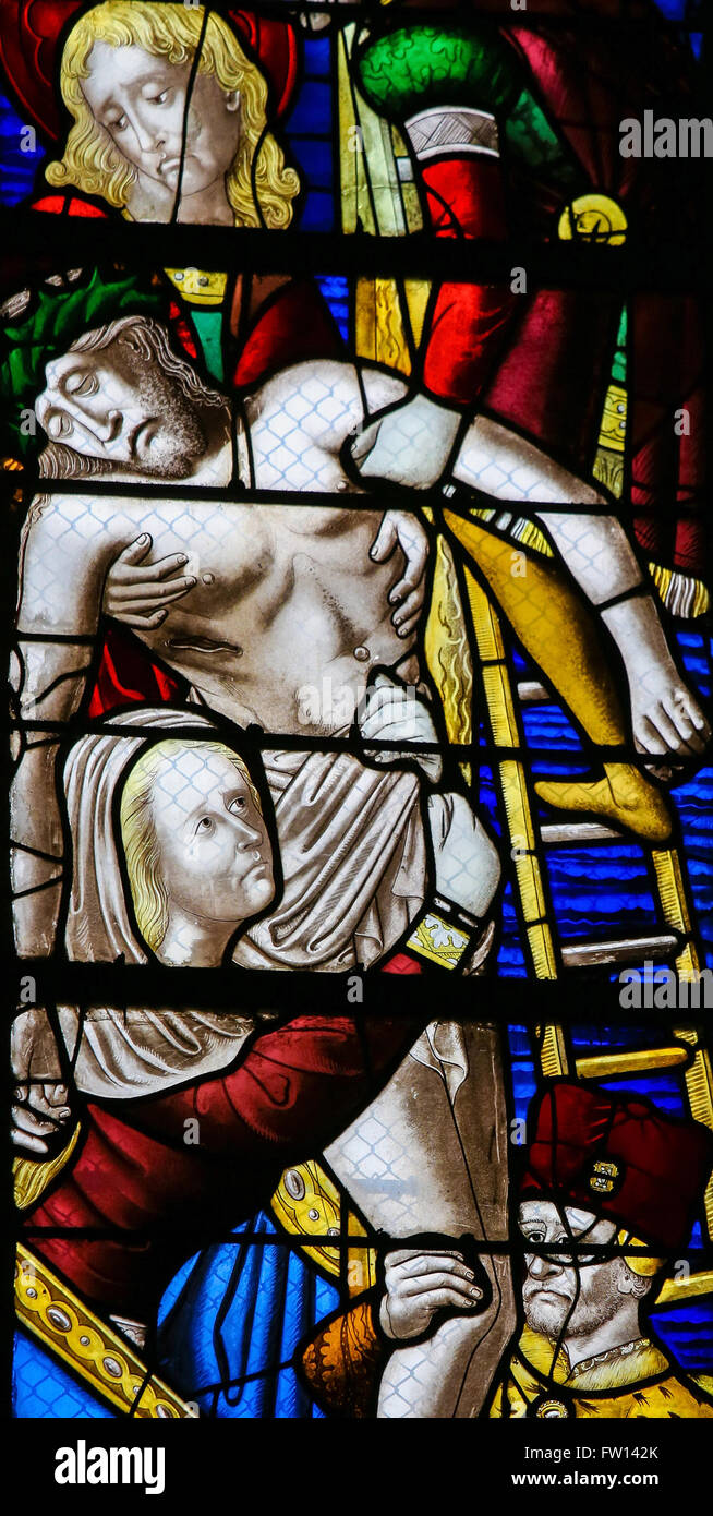 ROUEN, Francia - 10 febbraio 2013: Gesù prese dalla croce su una vetrata nella cattedrale di Rouen, Francia Foto Stock
