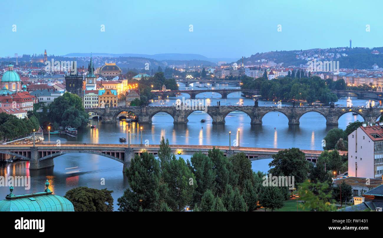 Vista dei ponti sul fiume Moldava, Praga, CZ Foto Stock