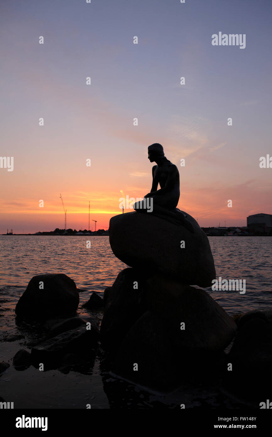 Statua della Sirenetta in Langelinie al sunrise, Copenhagen, Danimarca Foto Stock