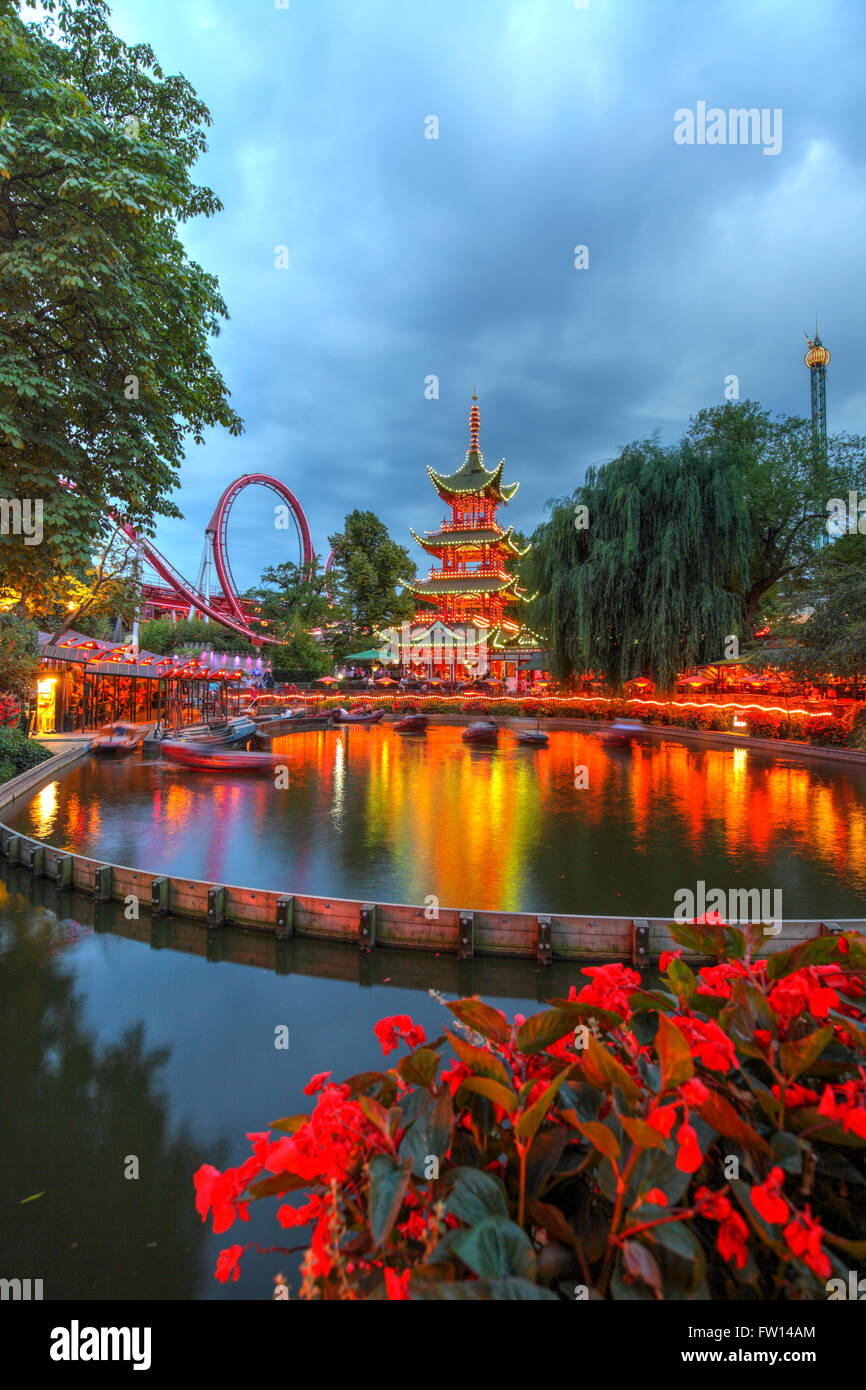 Dragon Boat lago e Daemonen roller coaster in background dei giardini di Tivoli, Copenhagen, Danimarca Foto Stock