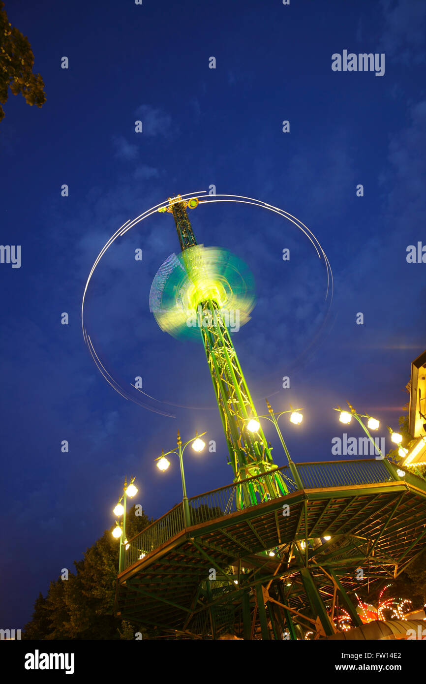 La Star Flyer di notte a Tivoli i giardini, Copenhagen, Danimarca Foto Stock